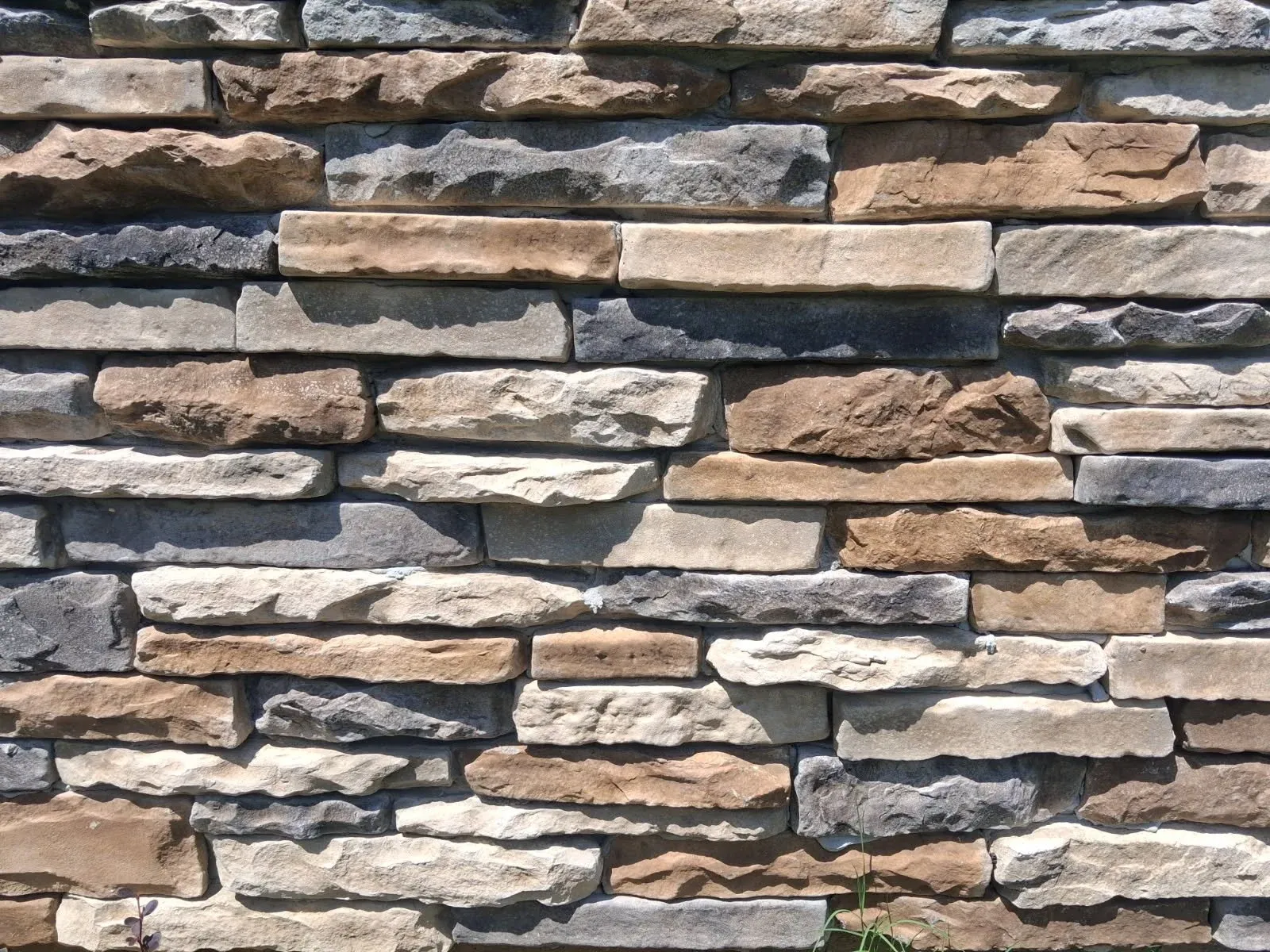 Close-up showing varied veneer stone sizes and shapes
